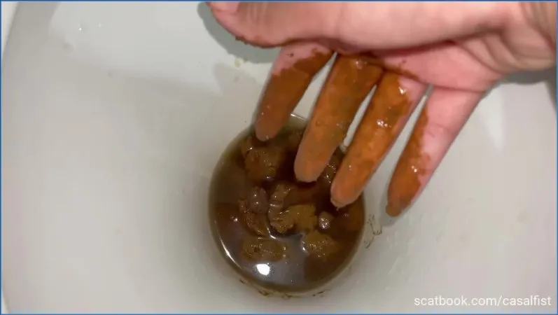 Casal Fist in Coco na privada - Anal, Fisting
