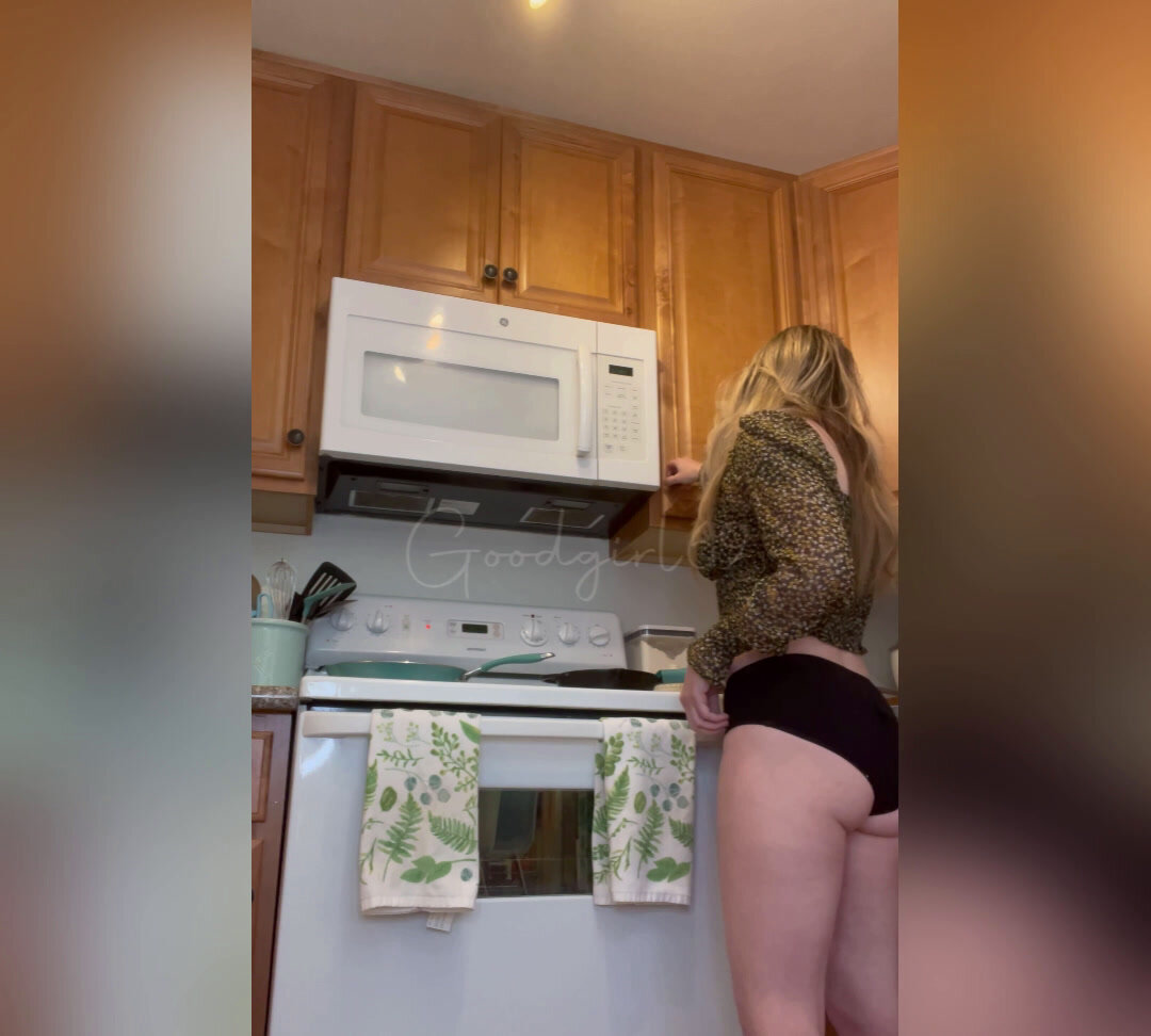 Sophia_Sprinkle - Sophia Sprinkle - Desperate Kitchen Panty Poop (First Vid!), Big Farting