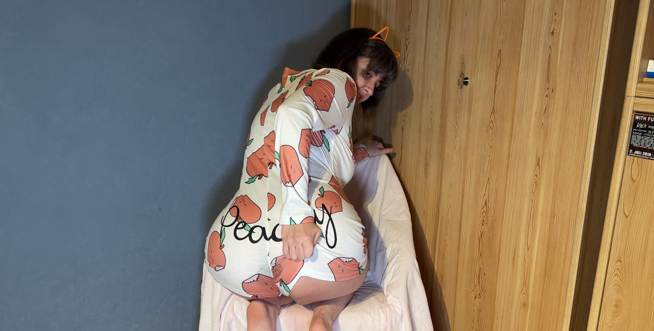 Download Lyndra Lynn - Brown Peaches Pooping My Jumpsuit, Take A Crap, Pissing ShitWorld.net