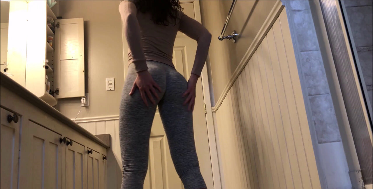 TinaAmazon - Big mess in my leggings, Milf, Big Farting Girls