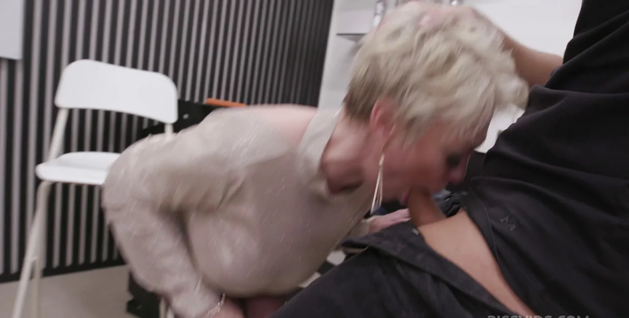 Dee Williams - Tinder Bar Wet, ButtRose, Pee Drink Swallow GIO2619, GangBang, Anal