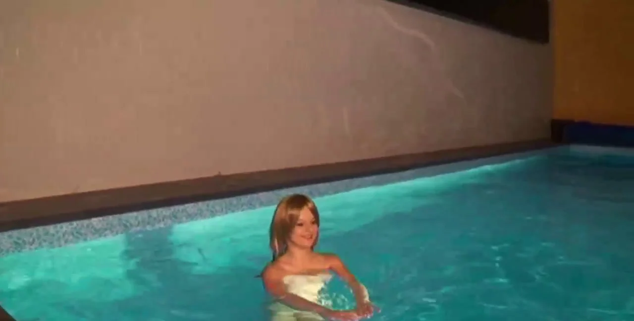 Download Sarah-Ann - Heisse Poolspiele, Pissing, Germany Porn ShitWorld.net