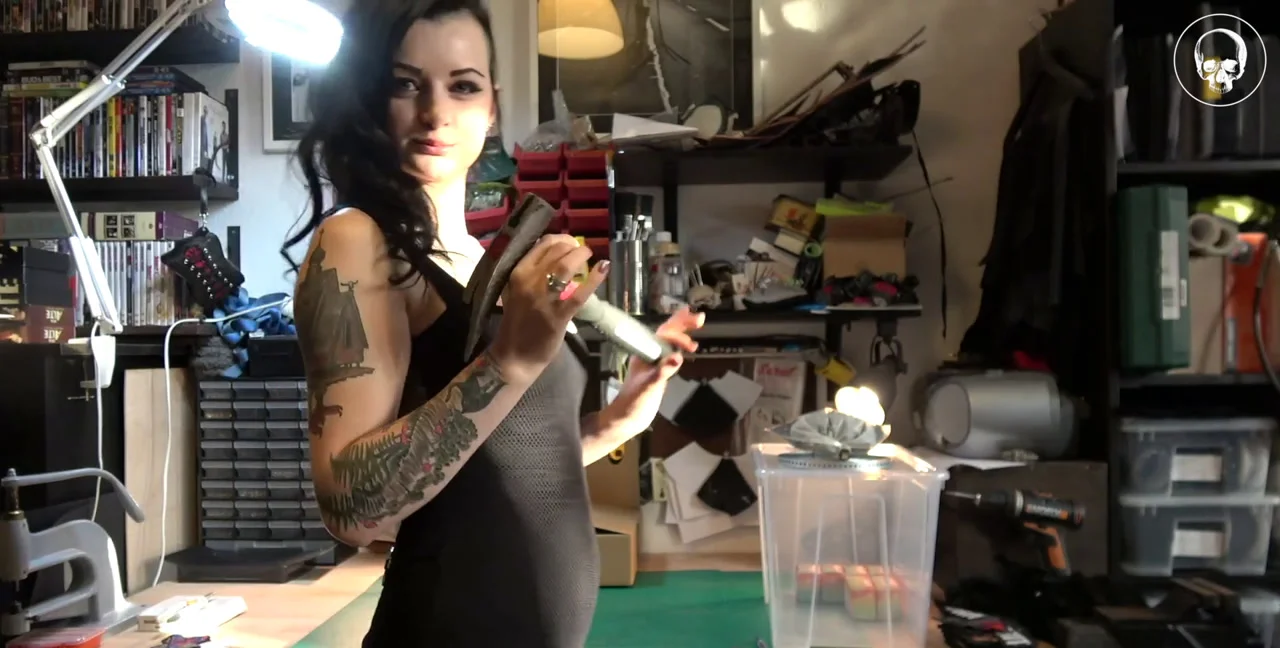 Alissa-Noir - 002 Nachbar's Werkzeug benutzt, Tatoo, Brunette