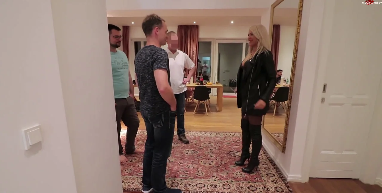 Daynia - Leder-Fick-Schlampe gebucht! Sex auf Bestellung Lieferung, Bukkake, Gangbang