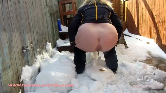 The blonde shits on the snow HD 720p / 74.0 MB
