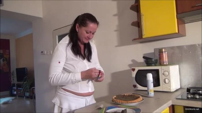 Woman shits on a plate and eats her shit SD / 668 MB