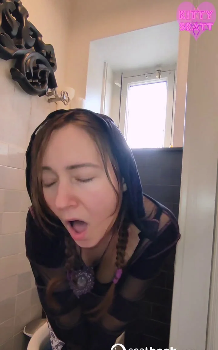 Download Solo - Hard Blooper Pooper Altitude Mess, Smearing, Big Farting Girls ShitWorld.net