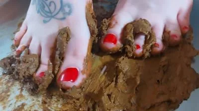 Smeared shit on your feet, lick it up slave HD 720p / 84.1 MB