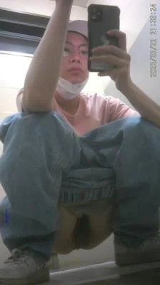 Holds his white panties so as not to piss himself FullHD 1080p / 1.15 GB