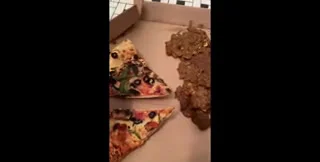 Layla Lee - Pizza pooping chew‘n Shit play, Solo