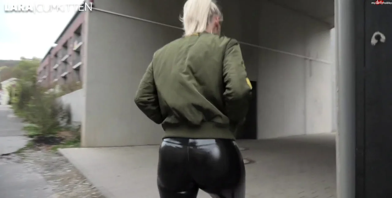 Lara-CumKitten - FICKEN für den KFZ Service LATEX BITCH in der Werkstatt, Masturbation