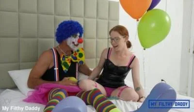 Amy Quinn - Kinko the Clown has a pee party with lil Amy FullHD 1080p / 520.4 MB
