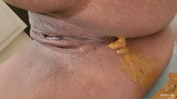 Pee and poop ass and pussy close up HD 720p / 10.4 MB