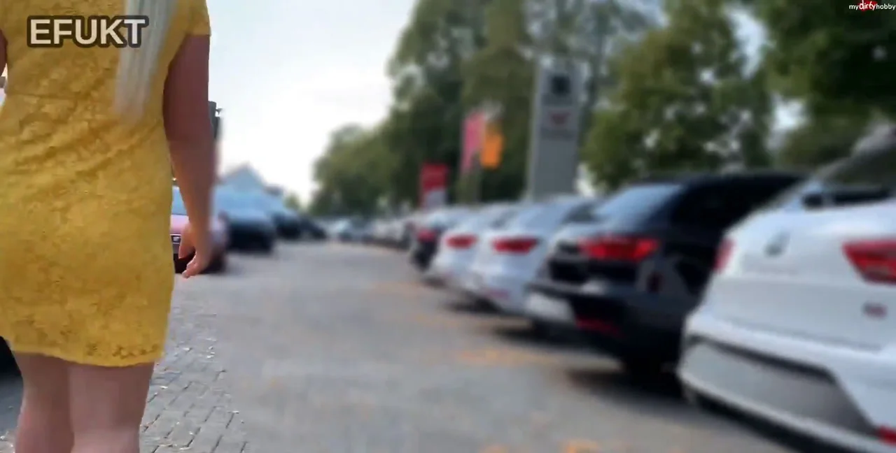 SteffiBlond, Public Pissing
