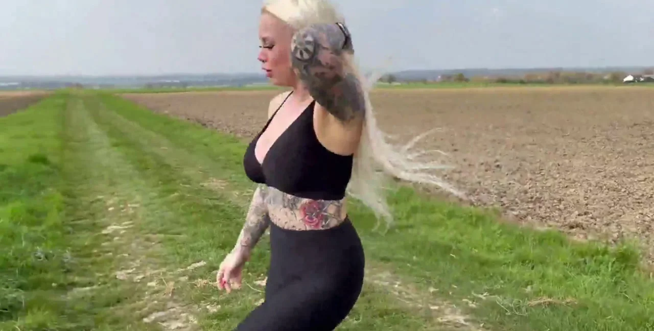 Download Devil Sophie, SteffiBlond - Spritz auf den Leggings Arsch - Prallarsch beim Outdoor, Blondes ShitWorld.net