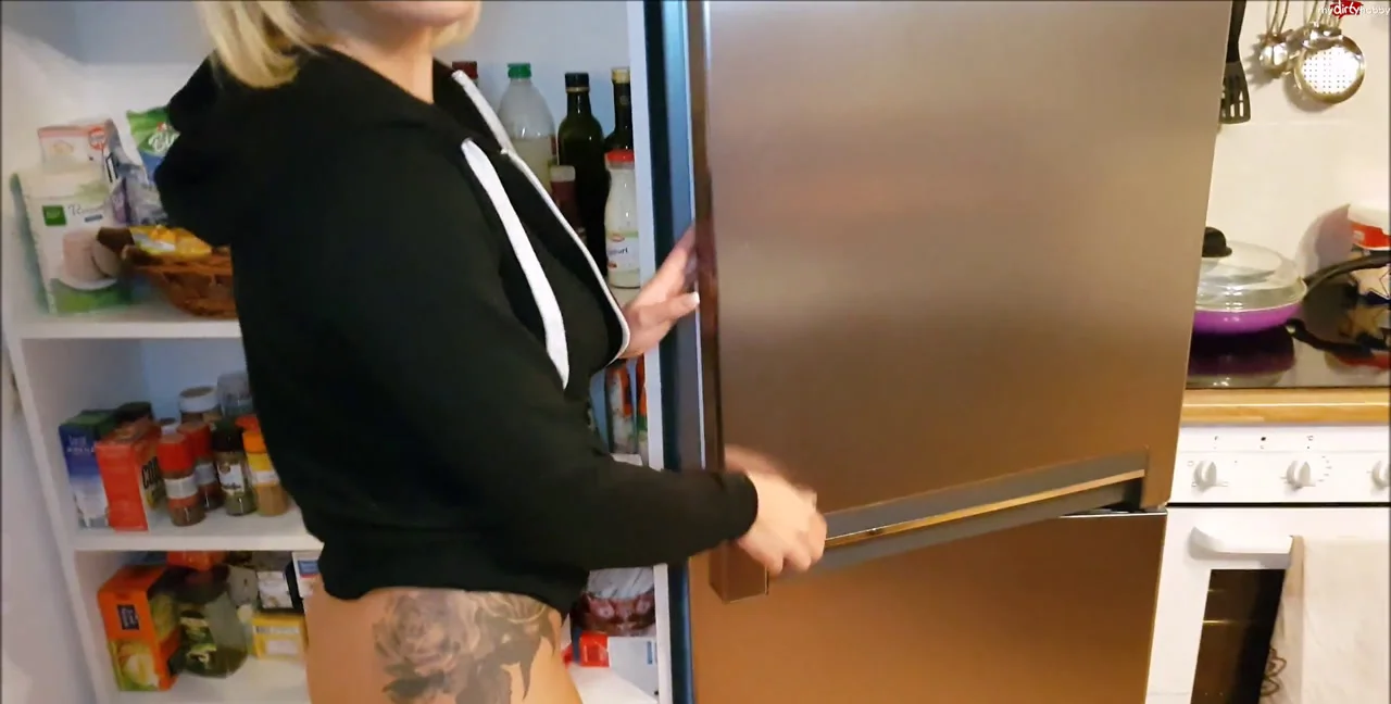 LilliVanilli - Milch für die liebe Nachbarin! und vielleicht bisschen mehr, Big Tits, Tattoo