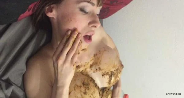 Playing with my boyfriends GIANT poop HD 720p / 449.15 MB