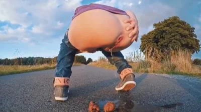 HUUUGE On a Street HD 720p / 21.6 MB