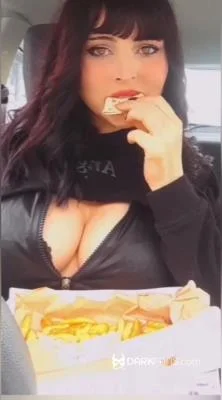 French fry feeding time for slav UltraHD 2K / 137 MB Download / Online