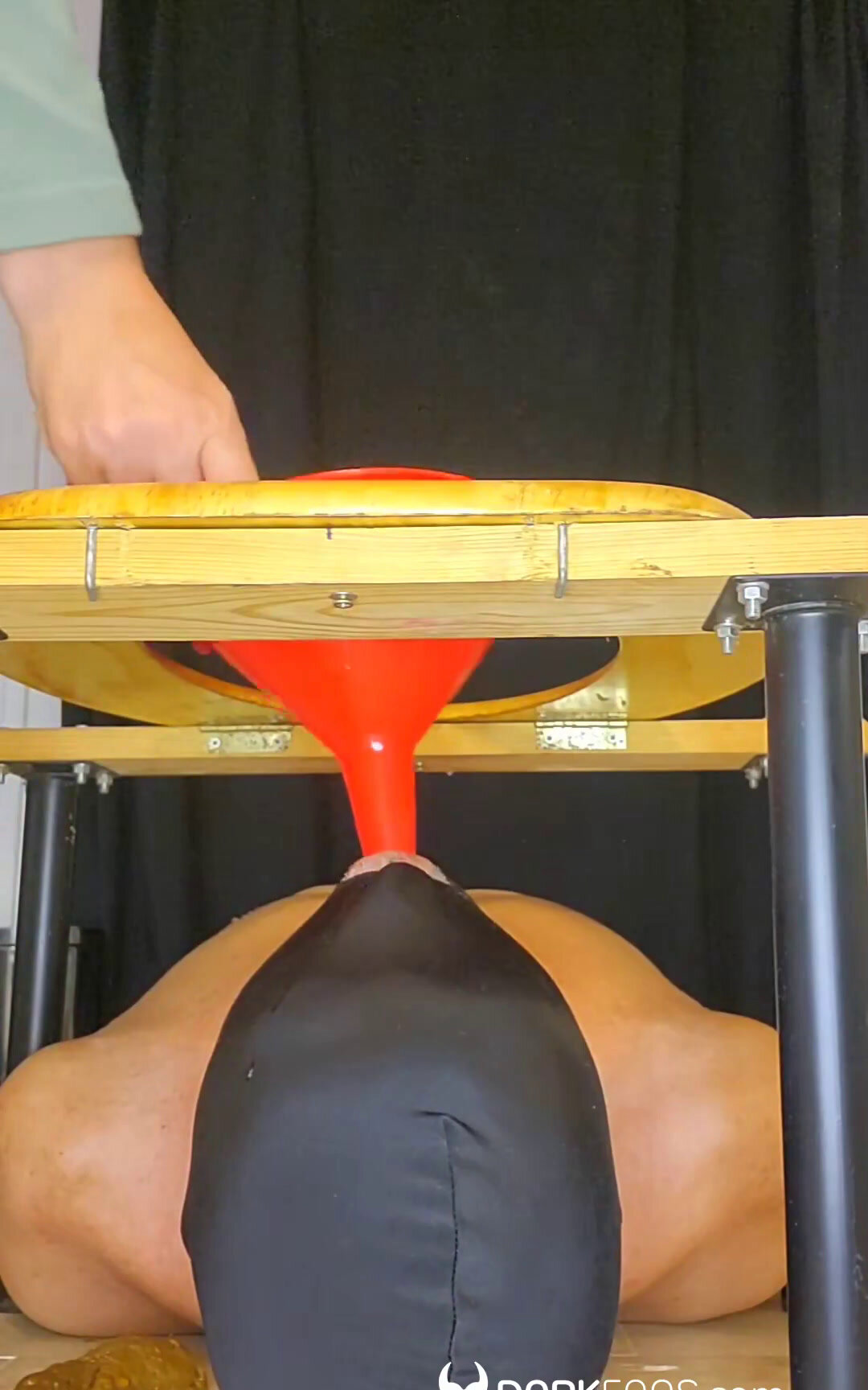 Lluvia, En Mi - Pees through a watering can into a guy’s mouth, Domination, Pissing
