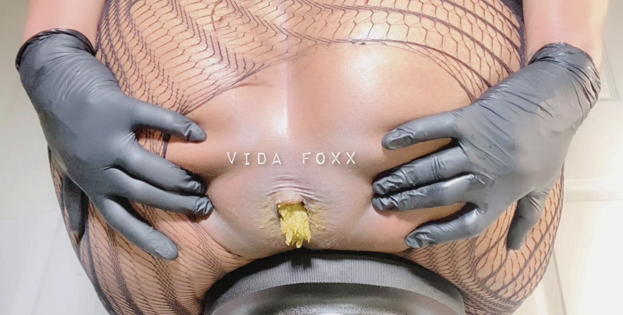 Download VidaFoxx - Huge Shit with Smearing and Anal Penetration, Shitting, Scatting ShitWorld.net