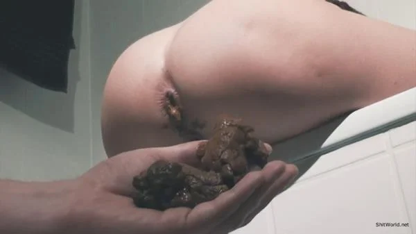 A Shit In a Customers Hand HD 720p / 6.85 MB