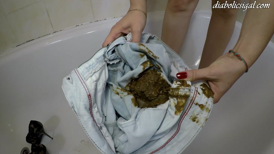 Janet - Piss and Shit in Light Jeans, Amateur, Solo