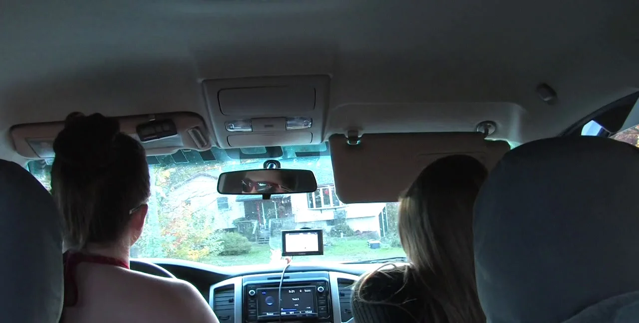 Becky LeSabre Sara Liz - Two Girls, One Toilet, Pissing, Desperation