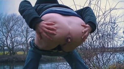 Cold Autumn Day Outdoor Shit HD 720p / 34.0 MB shitworld