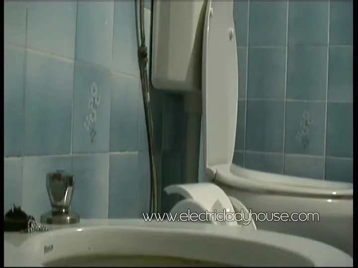 Dutch Solo Shitting Clip: Electric Lady House Bareback Defecation Set